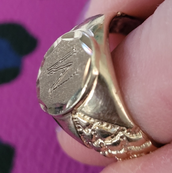 Signet mens initial "M" 10 kt. gold nugget ring - Picture 16 of 17